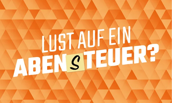 Oranger Hintergrund mit dem Schriftzug: ‚Lust auf ein Abenteuer‘ wobei zwischen ‚Aben‘ und ‚teuer‘ ein ‚S‘ ist (Wortwitz).