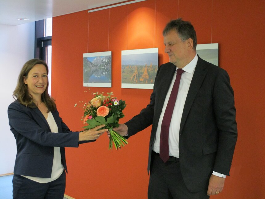 Blumen zur Amtseinführung - der Präsident des Landesamtes für Steuern und Finanzen Karl Köll (r.) gratuliert Ute Döge zur Übernahme der Amtsleitung