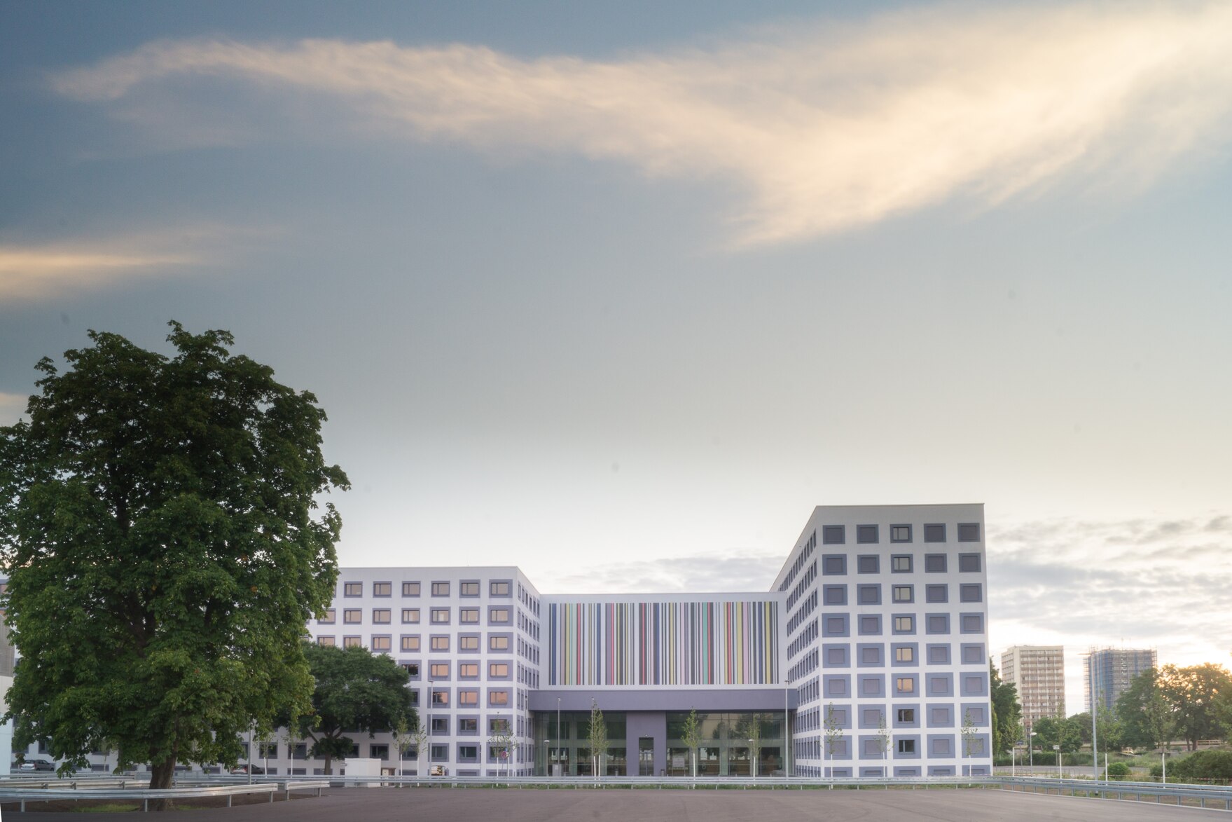 Auf dem Bild ist das Gebäude des Finanzamtes Dresden-Nord zu erkennen.