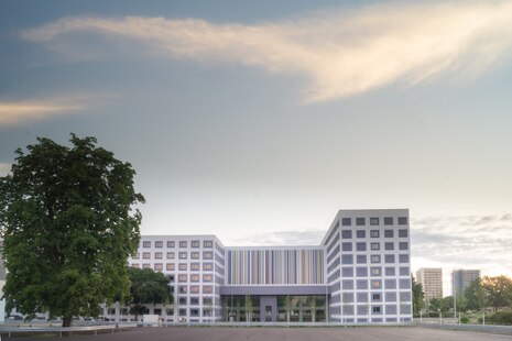 Auf dem Bild ist das Gebäude des Finanzamtes Dresden-Nord zu erkennen.
