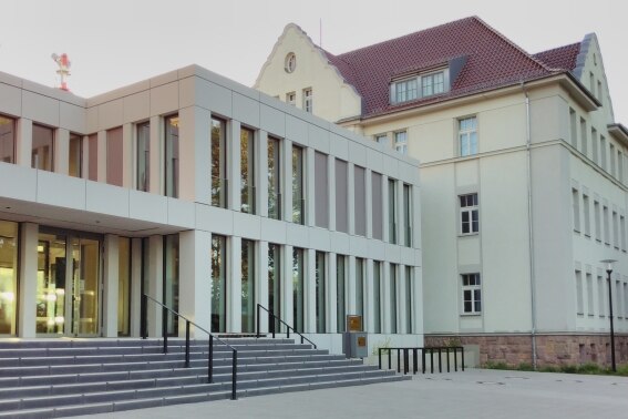 Auf dem Bild ist das Gebäude des Finanzamtes Grimma zu erkennen.