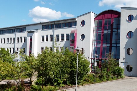 Auf dem Bild ist das Gebäude des Finanzamtes Hoyerswerda zu erkennen.