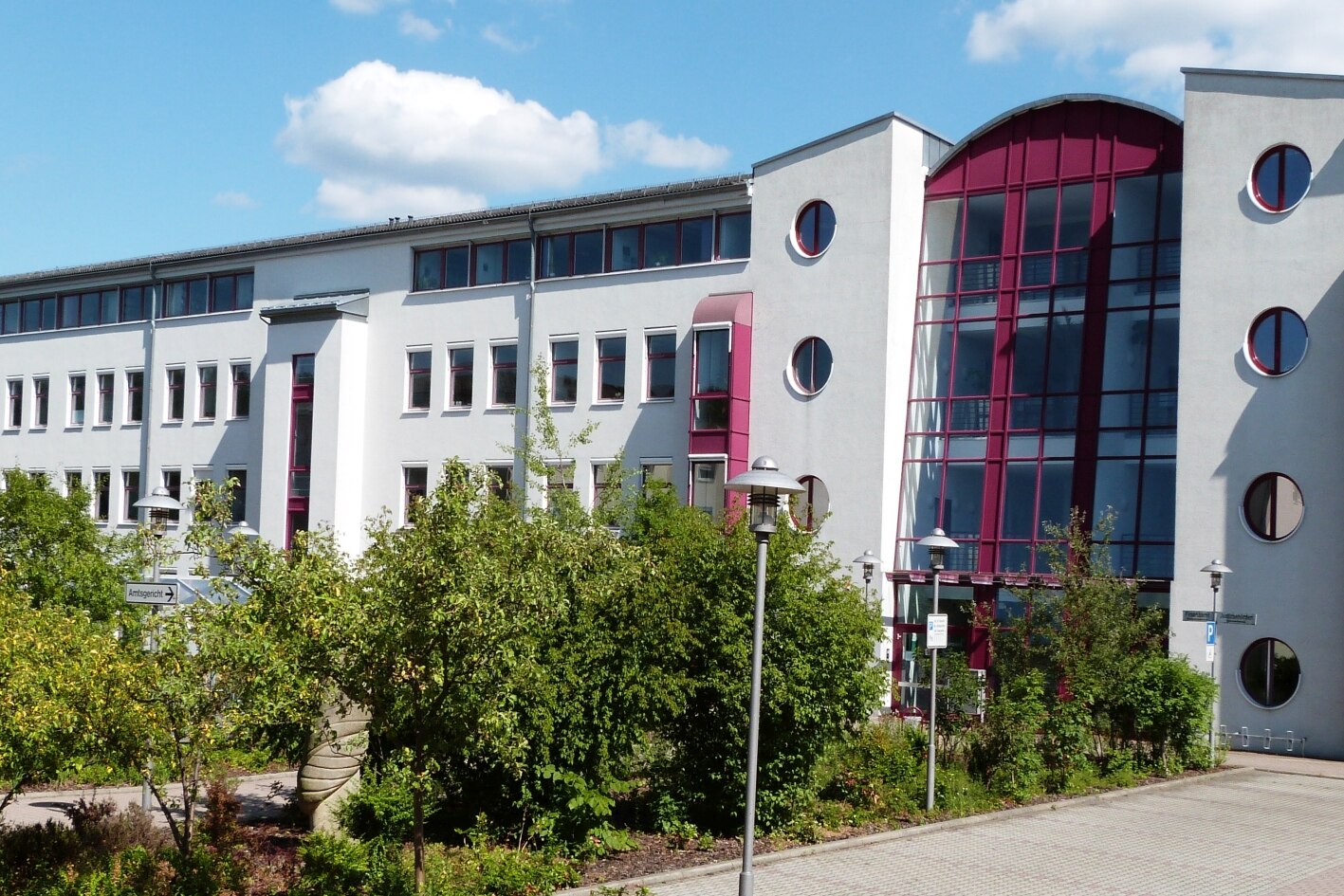 Auf dem Bild ist das Gebäude des Finanzamtes Hoyerswerda zu erkennen.