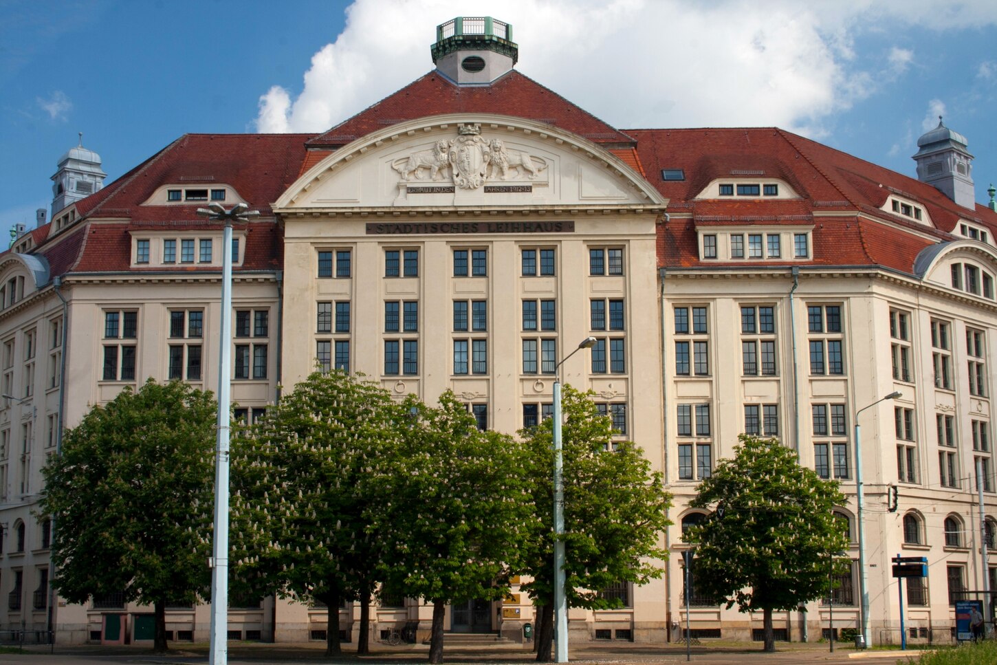 Auf dem Bild ist das Gebäude des Finanzamtes Leipzig I zu erkennen.