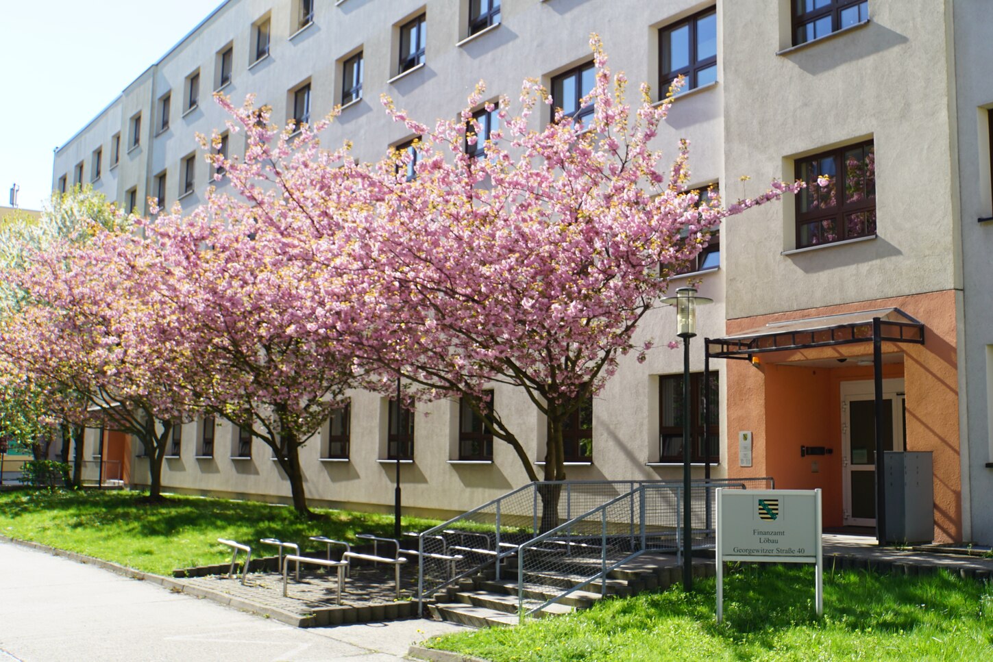 Auf dem Bild ist das Gebäude des Finanzamtes Löbau zu erkennen.