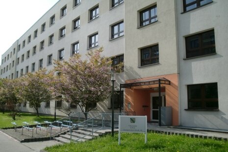 Auf dem Bild ist das Gebäude des Finanzamtes Löbau zu erkennen.