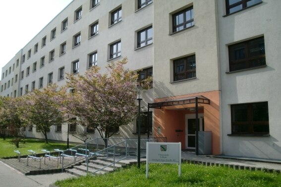 Auf dem Bild ist das Gebäude des Finanzamtes Löbau zu erkennen.
