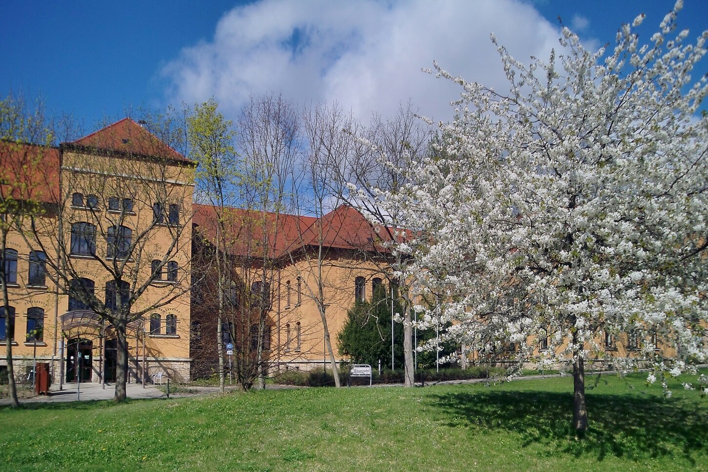 Auf dem Bild ist das Gebäude des Finanzamtes Plauen zu erkennen.