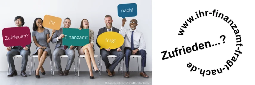 Sechs Personen sitzen nebeneinander auf Stühlen und halten farbige Sprechblasen mit dem Text: ‚Zufrieden? Ihr Finanzamt fragt nach!‘ in den Händen. Die Personen sind unterschiedlich alt, unterschiedlicher Herkunft und unterschiedlich gekleidet. Sie lächel
